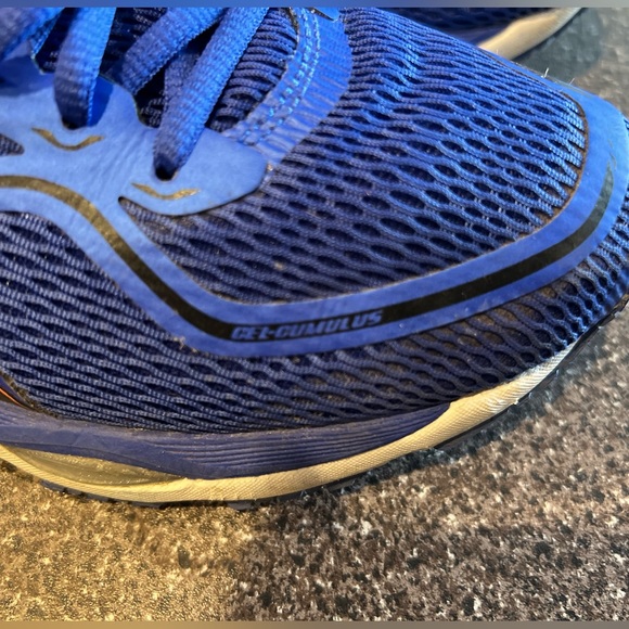 Woman’s ASICS cumulous shoes - Picture 3 of 5